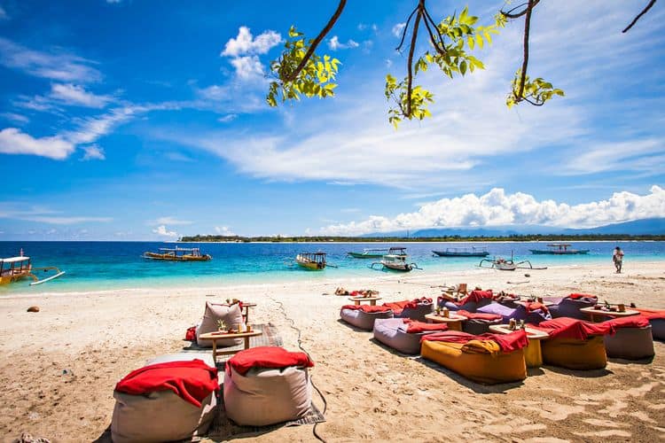 Fast Boat vs Private Boat: Mana yang Tepat untuk Anda?